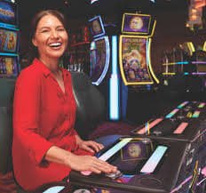Pajak88 Live Casino dealer profesional memimpin permainan blackjack secara langsung
